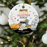 Cute Covid Coffee Teach Sanitize leraar kerst Keramisch Ornament<br><div class="desc">Cute commemorative leraar appreciation gift. Met de tekst 'Koffie,  Teach,  Sanitize,  Herhaal' hun naam en jaar.</div>