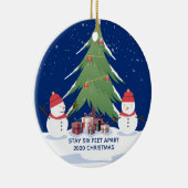 Cute Covid-kerstsnowmen Blijf 6 feet vrij Keramisch Ornament (Rechts)