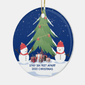 Cute Covid-kerstsnowmen Blijf 6 feet vrij Keramisch Ornament (Links)