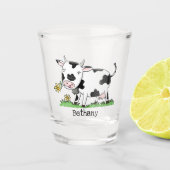 Cute cow in green field cartoon illustration  shot glas (Voorkant)