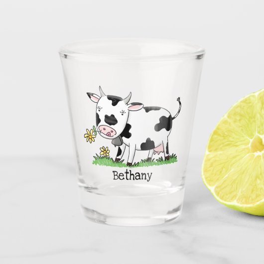 Cute cow in green field cartoon illustration  shot glas (Voorkant)