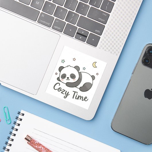 Cute Cozy Panda Sticker | Kawaii Slaande Panda (Laptop met iPhone)