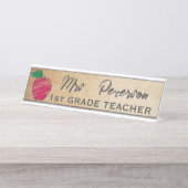 Cute Crayon Apple Personalized Wooden Teacher Bureau Naambordje (Voorkant)