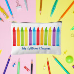 Cute Crayon Elementary School Teacher Custom Etui<br><div class="desc">Een prachtig Teacher Appreciation Week of Einde van het Jaar cadeau voor een kleuterklas te geven aan hun basisschool leraar. Op maat gemaakt met zijn of haar naam onder een schattige regenboog van kleurpotloden. Een schattige pennenzak accessoirezak voor een kleuterjuf met een ,  gepersonaliseerd monogram.</div>
