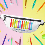 Cute Crayon Elementary School Teacher Custom Heuptasje<br><div class="desc">Een prachtig Teacher Appreciation Week of Einde van het Jaar cadeau voor een kleuterklas te geven aan hun basisschool leraar. Op maat gemaakt met zijn of haar naam onder een schattige regenboog van kleurpotloden. Een schattig fanny pack voor een kleuterjuf met een ,  gepersonaliseerd monogram.</div>