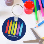 Cute Crayon Elementary School Teacher Custom Sleutelhanger<br><div class="desc">Een mooie leerschool-waardeweek of eindejaarscadeau voor een kleuterschool om hun leraar aan de basisschool te geven. Aangepast gemaakt met een naam onder de schattige regenboog van kraaien. Een schattige sleutelhanger voor een voorschoolse leraar.</div>