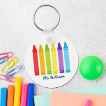 Cute Crayon Elementary School Teacher Personaliste Sleutelhanger<br><div class="desc">Een mooie leerschool-waardeweek of eindejaarscadeau voor een kleuterschool om hun leraar aan de basisschool te geven. Aangepast gemaakt met een naam onder de schattige regenboog van kraaien. Een schattige sleutelhanger voor een voorschoolse leraar.</div>