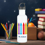 Cute Crayon Elementary Teacher Custom Waterfles<br><div class="desc">Een flesje van elementair leraar water. Een mooie schoolbekentenis voor een kleuterschool om hun leraar aan de lagere school te geven. Aangepast gemaakt met je eigen bericht. Personaliseer je met jouw naam of tekst onder de schattige regenboog van krijtjes. Een schattige drink voor een leerkracht voor de kleuterschool.</div>