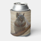 Cute Crouching Squirrel op Branch Blikjeskoeler (Blikje Achterkant)