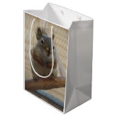 Cute Crouching Squirrel op Branch Medium Cadeauzakje (Achterkant Gekanteld)