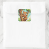 Cute cub bear climbing a tree vierkante sticker (Tas)