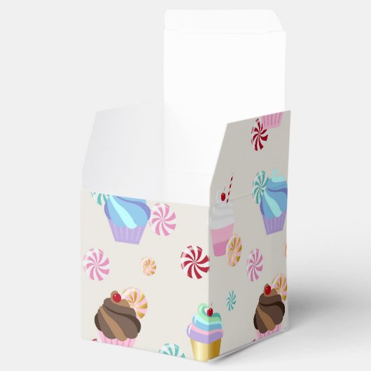 Cute Cupcake and Candy Pattern for Birthday Party Bedankdoosjes (Geopend)