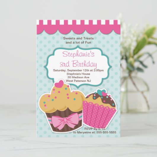 Cute Cupcakes Girls Birthday Party Invitation Kaart (Staand voorkant)