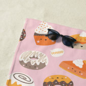 Cute cupcakes, taarten en donuts, met naam op roze strandlaken (In situ)