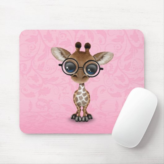 Cute Curious Baby Giraffe Wearing Glasses on Roze Muismat (Met muis)