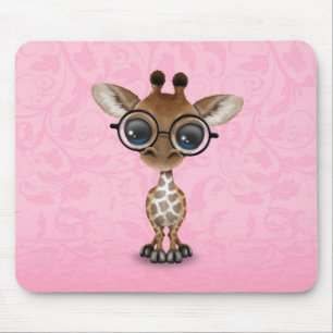 Cute Curious Baby Giraffe Wearing Glasses on Roze Muismat