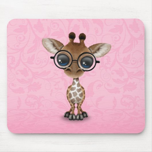 Cute Curious Baby Giraffe Wearing Glasses on Roze Muismat (Voorkant)