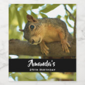 Cute & Curious Squirrel Natuur Foto: Birthday Wijn Etiket (Enkel label)