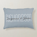 Cute Custom Couple Names Typography Modern Blue Accent Kussen<br><div class="desc">Voeg voor- en achternamen toe aan een typografiekussen. Tekst wordt toegevoegd aan het bijgewerkte blauwe kleurenpalet met wit lettertype. De kleur van achtergrond en lettertypen kan eenvoudig worden gewijzigd in de sectie van het ontwerpgereedschap. Stuur me een e-mail naar beachpausedesigns.com als je vragen hebt over dit of een van onze...</div>