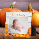 Cute Custom Herfst Baby Pumpkin Newborn Foto Fotoplaat<br><div class="desc">Deze mooie,  moderne Thanksgiving pasgeboren fotoplaat is voorzien van een foto van je zoete nieuwe baby onder de woorden Our Little Pumpkin in oranje. Deze  herfstfoto met trendy wit hout achter de pleister van pompoenen is een elegant geboortecadeau voor Halloween of Thanksgiving.</div>