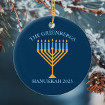 Cute Custom Jewish Family Menorah Blue Hanukkah Keramisch Ornament<br><div class="desc">Een aangepaste Hanukkah-versiering voor een Joodse familiegave of een Chanoekapartij met een synagoge. Pas uw eigen achternaam of groepsgegevens aan in blauw rond de  blauwe menorah.</div>