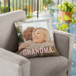 Cute Custom Photo Keepomwille GRANDMA Gift Kussen<br><div class="desc">Moderne Aangepaste Foto Pillow met de tekst 'Er is niemand helemaal zoals GRANDMA' met een combinatie van script en sans typografie en een schattig klein hart. Personaliseer met de naam van wie het is. Deze kussen zouden werken voor (opa, moeder, vader, zus enz.). Een kostbaar cadeau voor familieleden. De kleur...</div>