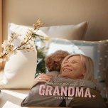 Cute Custom Photo Keepomwille GRANDMA Gift Kussen<br><div class="desc">Moderne Aangepaste Foto Pillow met de tekst 'Er is niemand helemaal zoals GRANDMA' met een combinatie van script en sans typografie en een schattig klein hart. Personaliseer met de naam van wie het is. Deze kussen zouden werken voor (opa, moeder, vader, zus enz.). Een kostbaar cadeau voor familieleden. De kleur...</div>