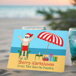 Cute Custom Sunny Beach Santa Claus Kerstmis Feestdagen Kaart<br><div class="desc">Deze schattige kerstkaart maakt het perfecte briefkaart voor warm weer op het zwembad of strand. Maak het een leuke noordpool, de extravaganza met de kerstman in zijn zwembroek naast een rode en witte gestreept strandparaplu en cadeautjes. Ik heb de heer Klaus nog nooit eerder in een badpak gezien! De groene...</div>