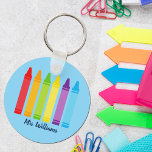 Cute Custom Teacher Crayon Terug naar schoolmonogr Sleutelhanger<br><div class="desc">Een mooie leerschool-waardeweek of eindejaarscadeau voor een kleuterschool om hun leraar aan de basisschool te geven. Aangepast gemaakt met een naam onder de schattige regenboog van kraaien. Een schattige sleutelhanger voor een voorschoolse leraar.</div>