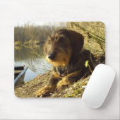 Cute Dachshund bij het meer Muismat (Met muis)