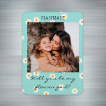 Cute Daisies Photo Bloemenmeisje Voorstel Magneet<br><div class="desc">Cute boho daisies personalized flower girl proposal magnet in een bohemiaanse aquakleur met een bewerkbare naam en tekst. Maak je bruiloft extra speciaal met een alternatief 'ben je mijn bruidsmeisje?' voorstel voor je vriendinnen.</div>