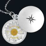 Cute Daisy Flower Wedding Favor for Bloemenmeisje Locket Ketting<br><div class="desc">Eenvoudige hoofdbloem van een maaltijd op witte achtergrond,  symbool van helderheid,  onschuld,  oprechtheid,  eerlijkheid. Aangepaste namen en datum in gouden en grijze kleuren,  perfect geschenk voor een bloemmeisje.</div>