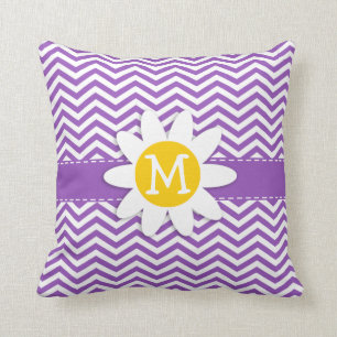 Cute Daisy on Deep Lila Chevron Kussen