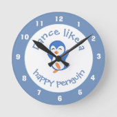 Cute Dance als een Happy Penguin Blue Ronde Klok (Voorkant)