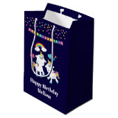 Cute Dancing Unicorns Magical Rainbow & Stars Medium Cadeauzakje (Achterkant Gekanteld)