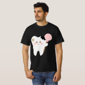 Cute decayed tooth cartoon holding lollipop funny  t-shirt (Voorkant volledig)