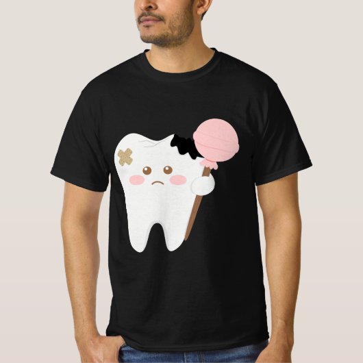 Cute decayed tooth cartoon holding lollipop funny  t-shirt (Voorkant)