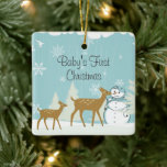 Cute Deer en Snowman Winter Baby 1st Kerstmis Keramisch Ornament<br><div class="desc">Dit schattige ornament voor de eerste kerstvakantie van Baby is voorzien van een moeder- en baby-hert. Ze hebben een retro winterbos binnengelopen en een charmante sneeuwman gevonden met een smakelijke traktatie voor een neus. Het kan worden gepersonaliseerd met een naam, een jaar of een tekst die u wilt toevoegen. ^...</div>