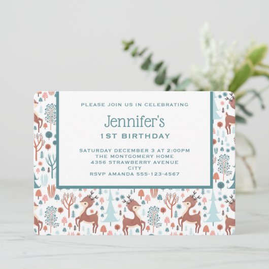 Cute Deer in Whimsical Forest Pattern Birthday Kaart (Staand voorkant)