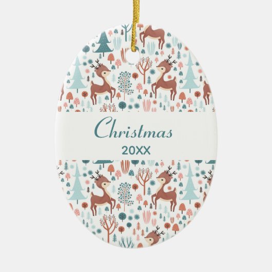 Cute Deer in Whimsical Forest Pattern Kerstmis Keramisch Ornament (Voorkant)