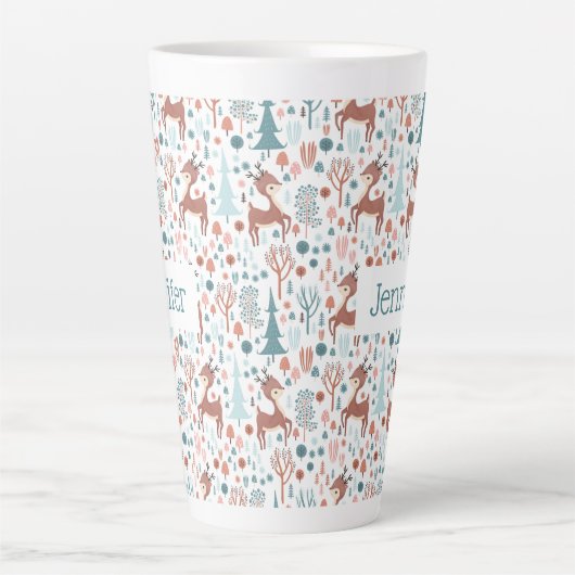 Cute Deer in Whimsical Forest Pattern Kerstmis Latte Mok (Voorkant)