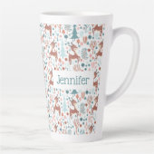 Cute Deer in Whimsical Forest Pattern Kerstmis Latte Mok (Rechts)