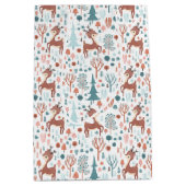 Cute Deer in Whimsical Forest Pattern Kerstmis Medium Cadeauzakje (Voorkant)