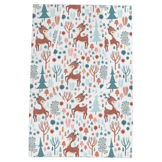 Cute Deer in Whimsical Forest Pattern Kerstmis Medium Cadeauzakje (Achterkant)