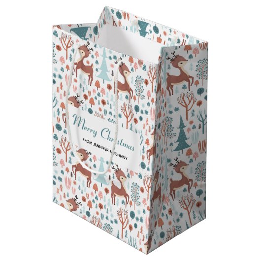 Cute Deer in Whimsical Forest Pattern Kerstmis Medium Cadeauzakje (Voorkant Gekanteld)