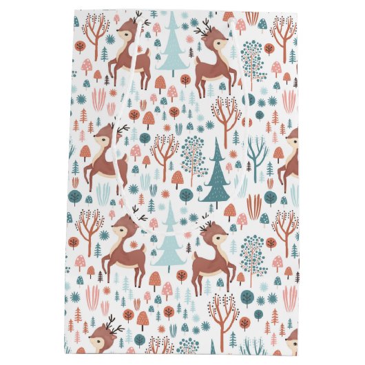Cute Deer in Whimsical Forest Pattern Kerstmis Medium Cadeauzakje (Achterkant)