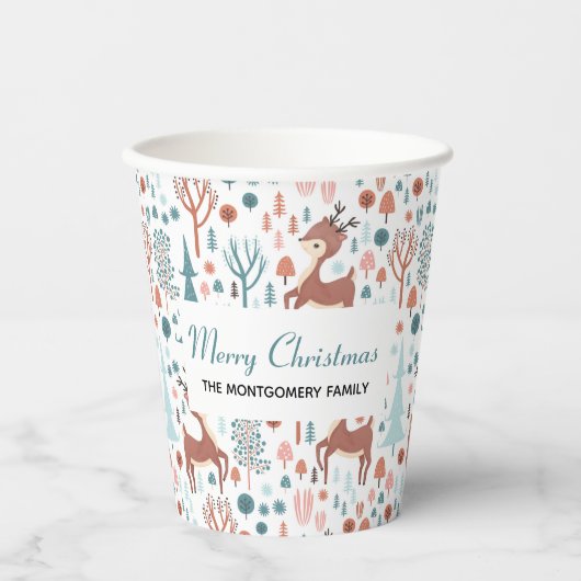 Cute Deer in Whimsical Forest Pattern Kerstmis Papieren Bekers (Voorkant)