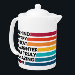 Cute Design Expression text voor Moederdag Theepot<br><div class="desc">Elegant Moederdag theepot met een schattig gezegde dat luidt: "Achter elke grote dochter is een echt verbazingwekkende moeder." Deze schattige theepot is perfect voor je moeder voor Moederdag. Een ongebruikelijk Moederdag cadeau.. waarschijnlijk anders dan wat ze verwacht... je zult dit geweldig vinden! Dus hoe zit het met een leuke verrassing?...</div>