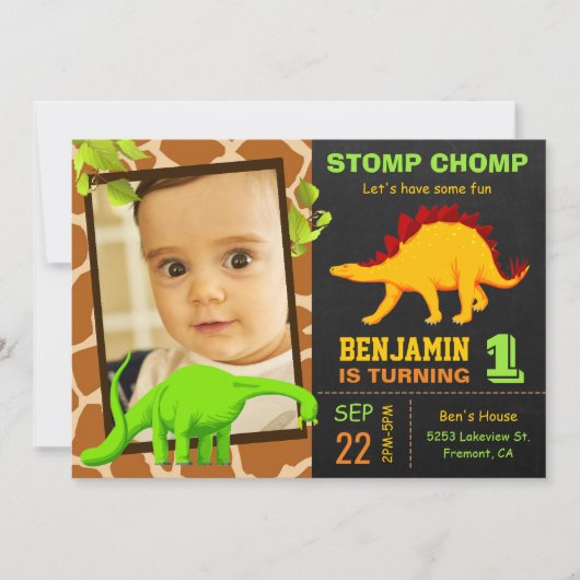 Cute Dinosaur Chalkboard 1st Foto Birthday Party Kaart (Voorkant)