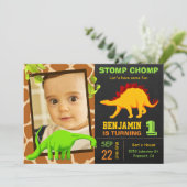 Cute Dinosaur Chalkboard 1st Foto Birthday Party Kaart (Staand voorkant)